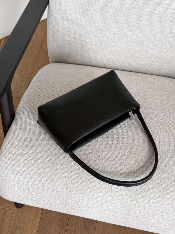 Мінімалістичний клатч-багет ДЖУДІ чорний LEMAN LM4874-1